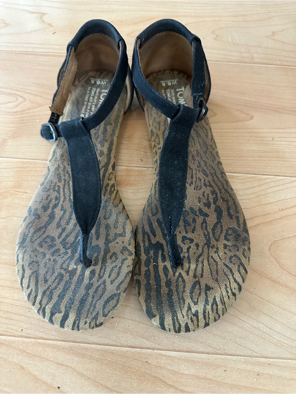 TOMS Black Canvas T-STRAP Toe flat SANDALS with BUCKLE Women 6.5